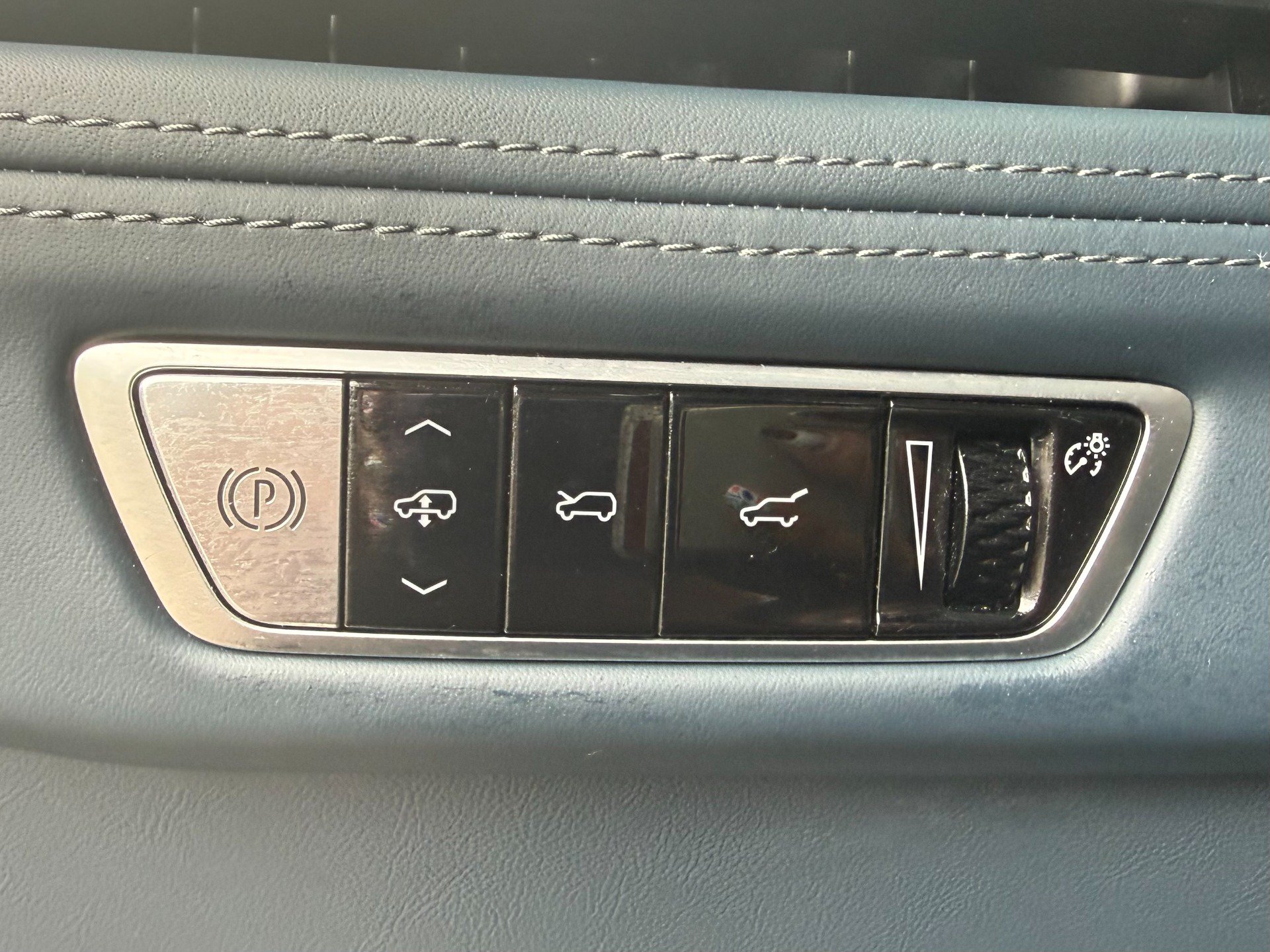 Used 2025 Cadillac Escalade IQ Luxury 2 w/ LPO, Premium Carpet Package AWD/4WD image 42
