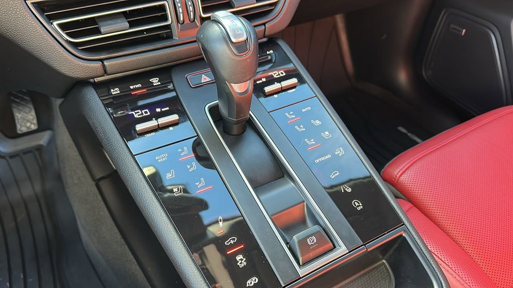 Used 2024 Porsche Macan Turbo image 18