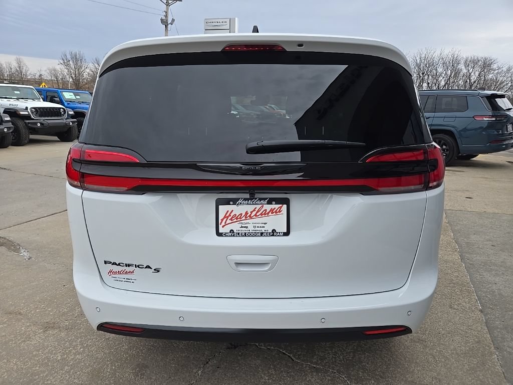 New 2026 Chrysler Pacifica Select w/ S Appearance Package FWD image 9