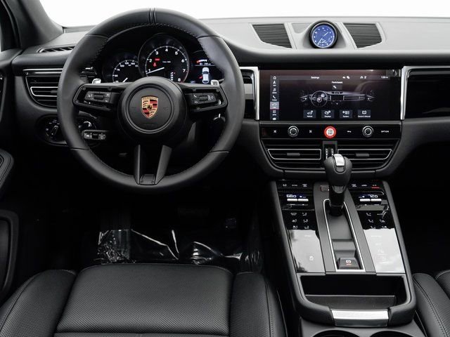 Certified 2025 Porsche Macan image 16