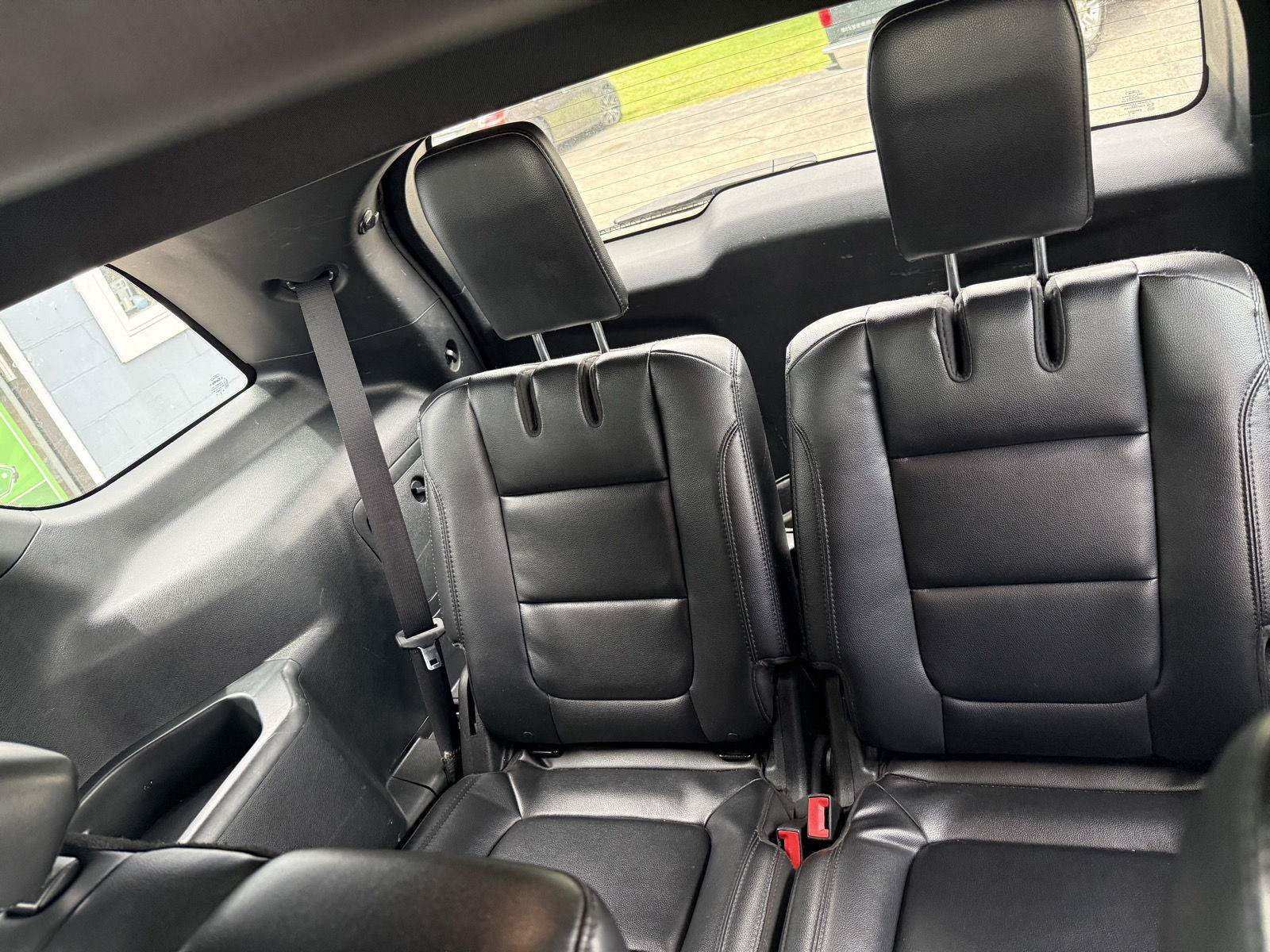 Used 2019 Ford Explorer XLT w/ Equipment Group 202A AWD/4WD image 15