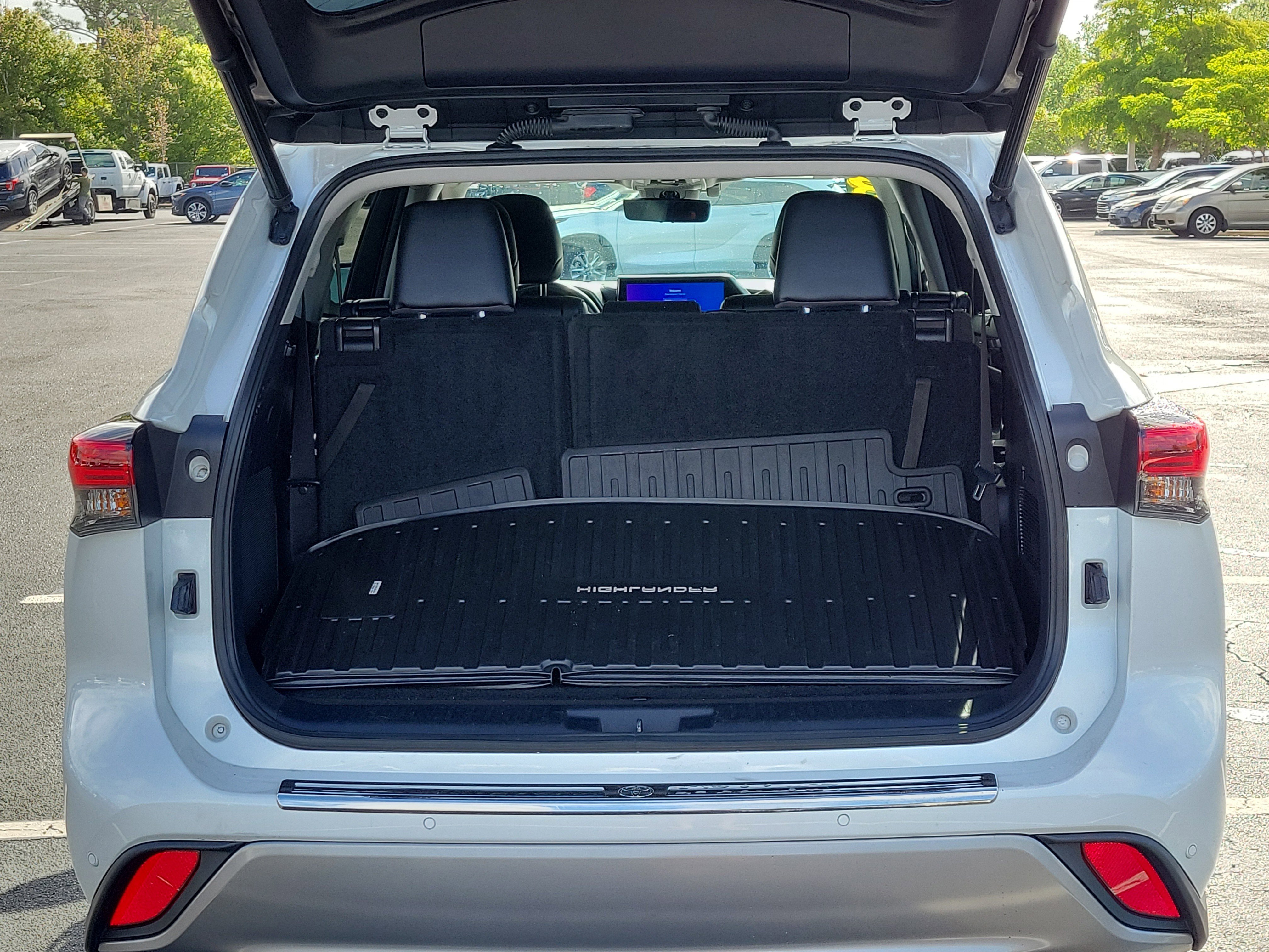 Used 2023 Toyota Highlander Platinum FWD image 12