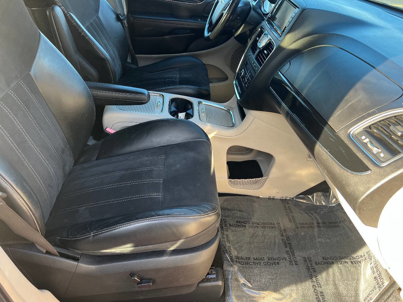 Used 2014 Chrysler Town & Country Touring-L image 34