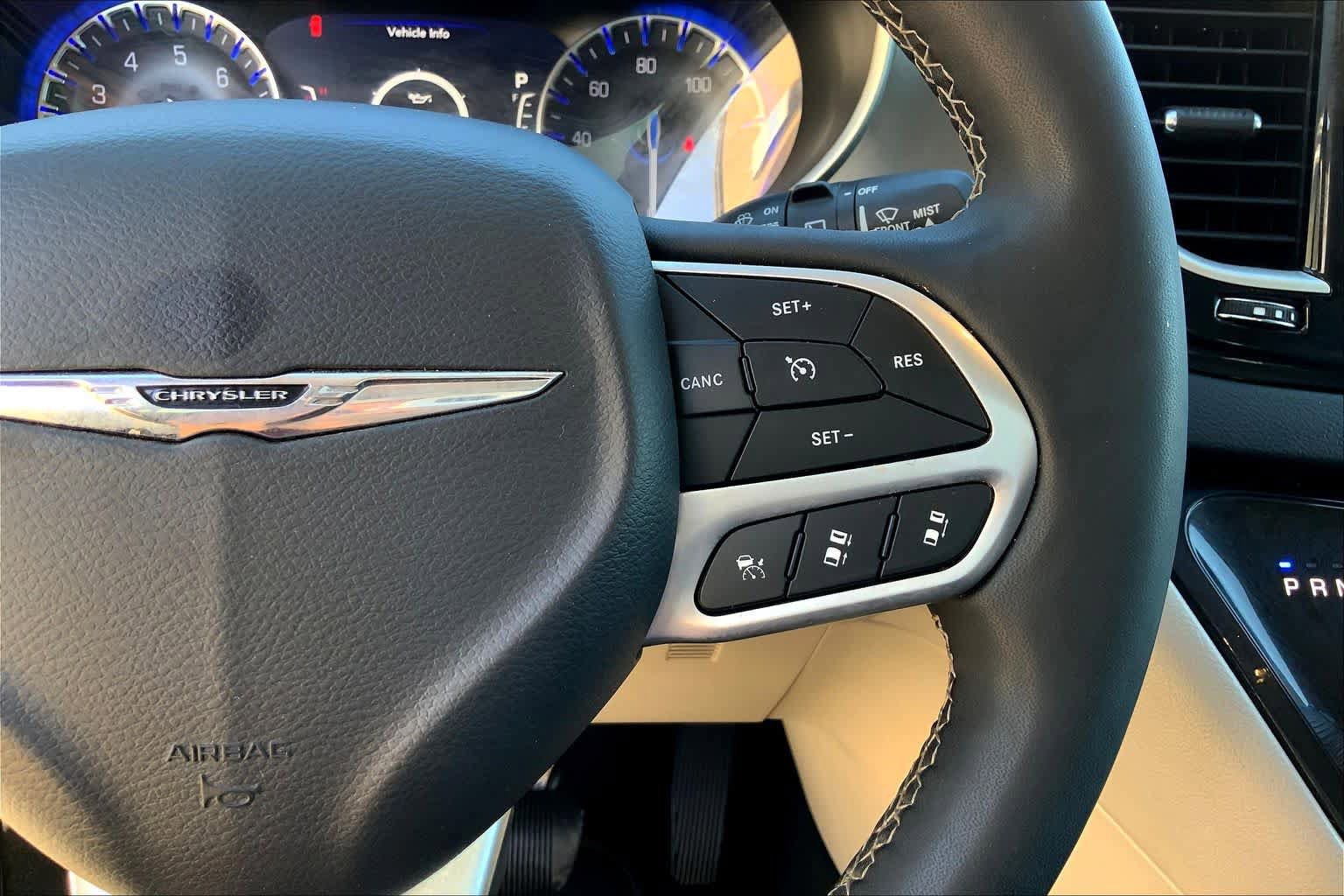 Used 2024 Chrysler Pacifica Touring-L FWD image 25
