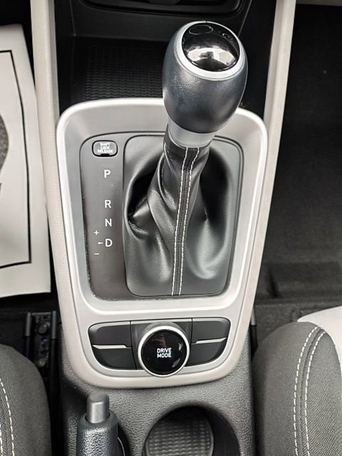 Used 2023 Hyundai Venue SEL image 22