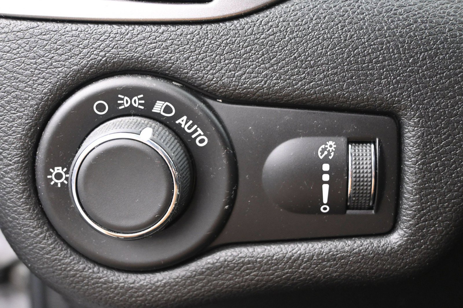 Used 2020 Jeep Cherokee Latitude w/ Cold Weather Group FWD image 12
