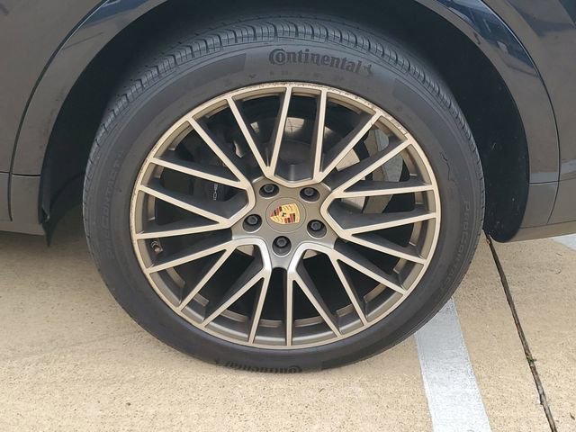 Used 2022 Porsche Cayenne Platinum Edition image 12