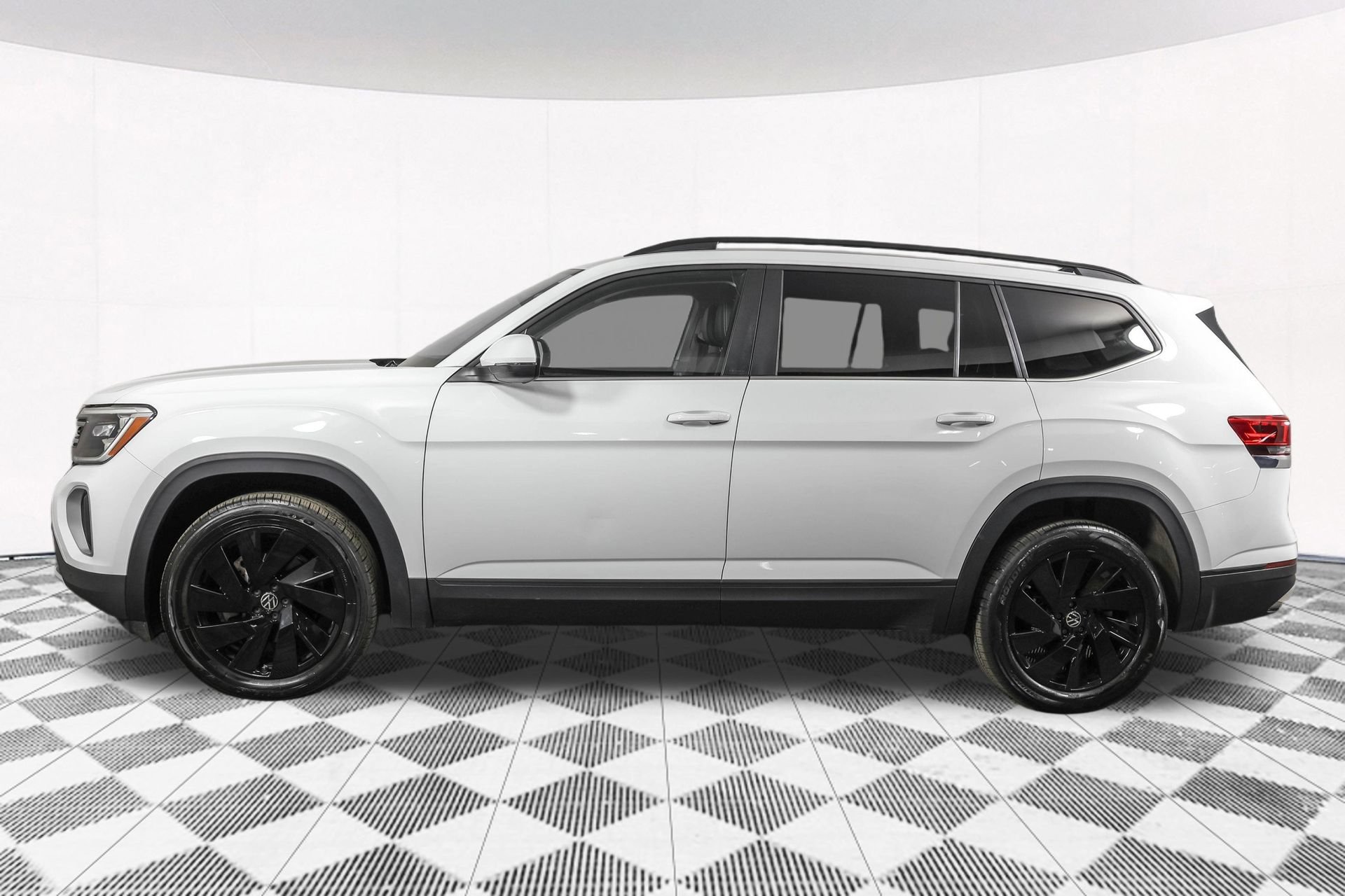 Used 2024 Volkswagen Atlas SE w/ Panoramic Sunroof Package AWD/4WD image 19