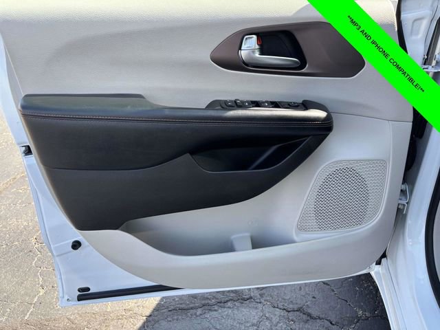 Used 2019 Chrysler Pacifica Touring-L image 9