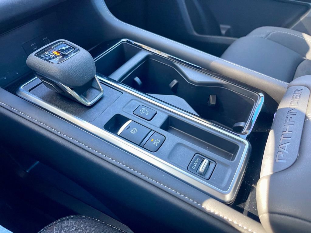 Used 2024 Nissan Pathfinder SV image 16