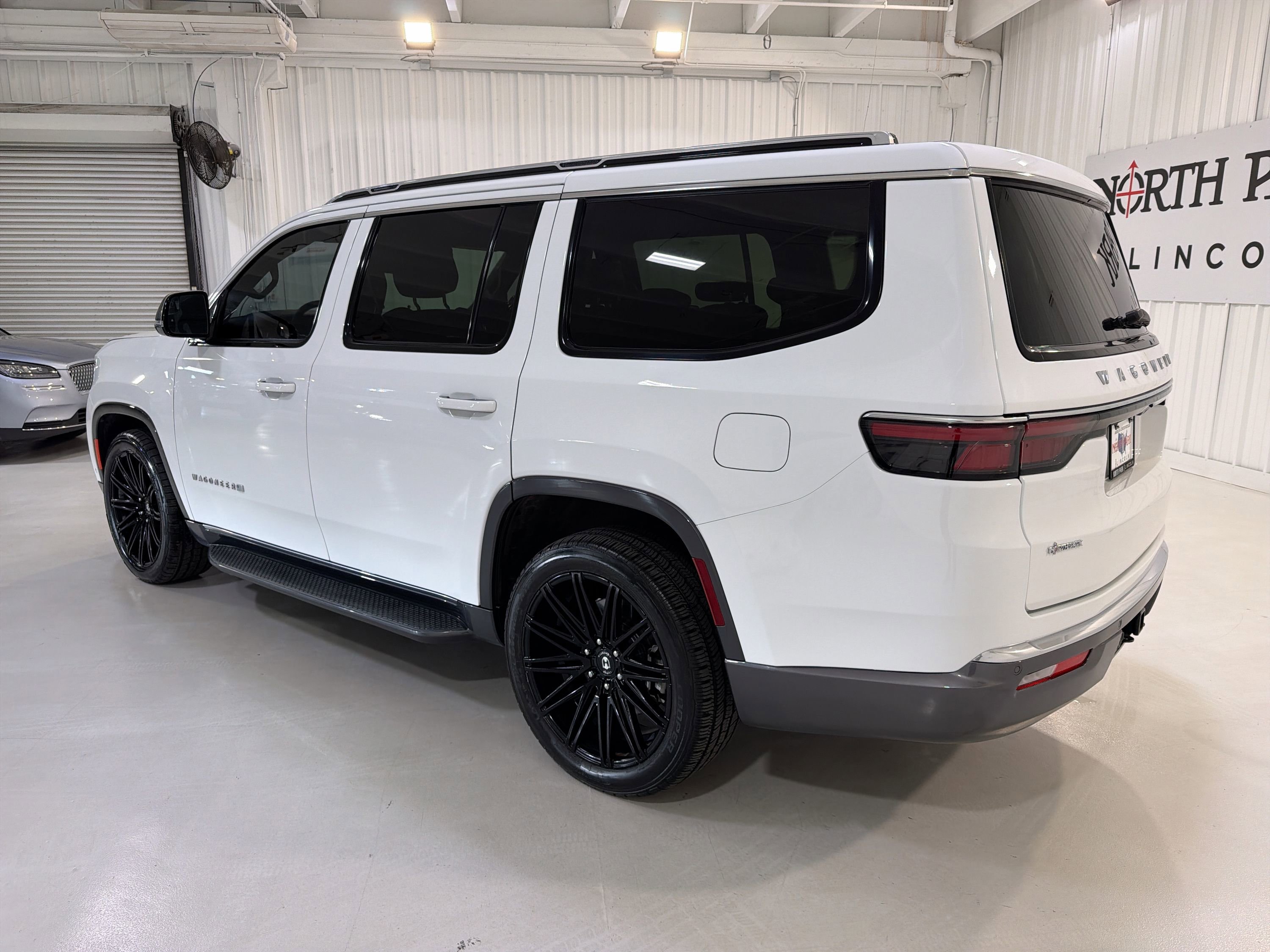 Used 2022 Jeep Wagoneer Series II RWD image 26