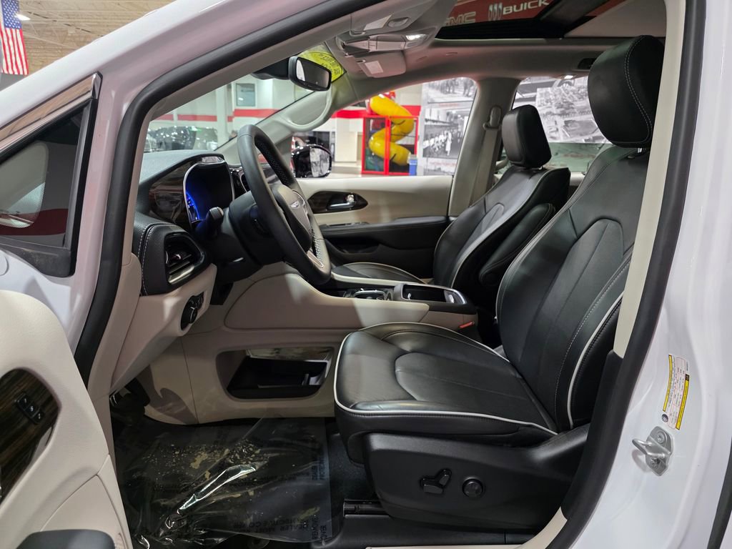 Used 2024 Chrysler Pacifica Limited image 14