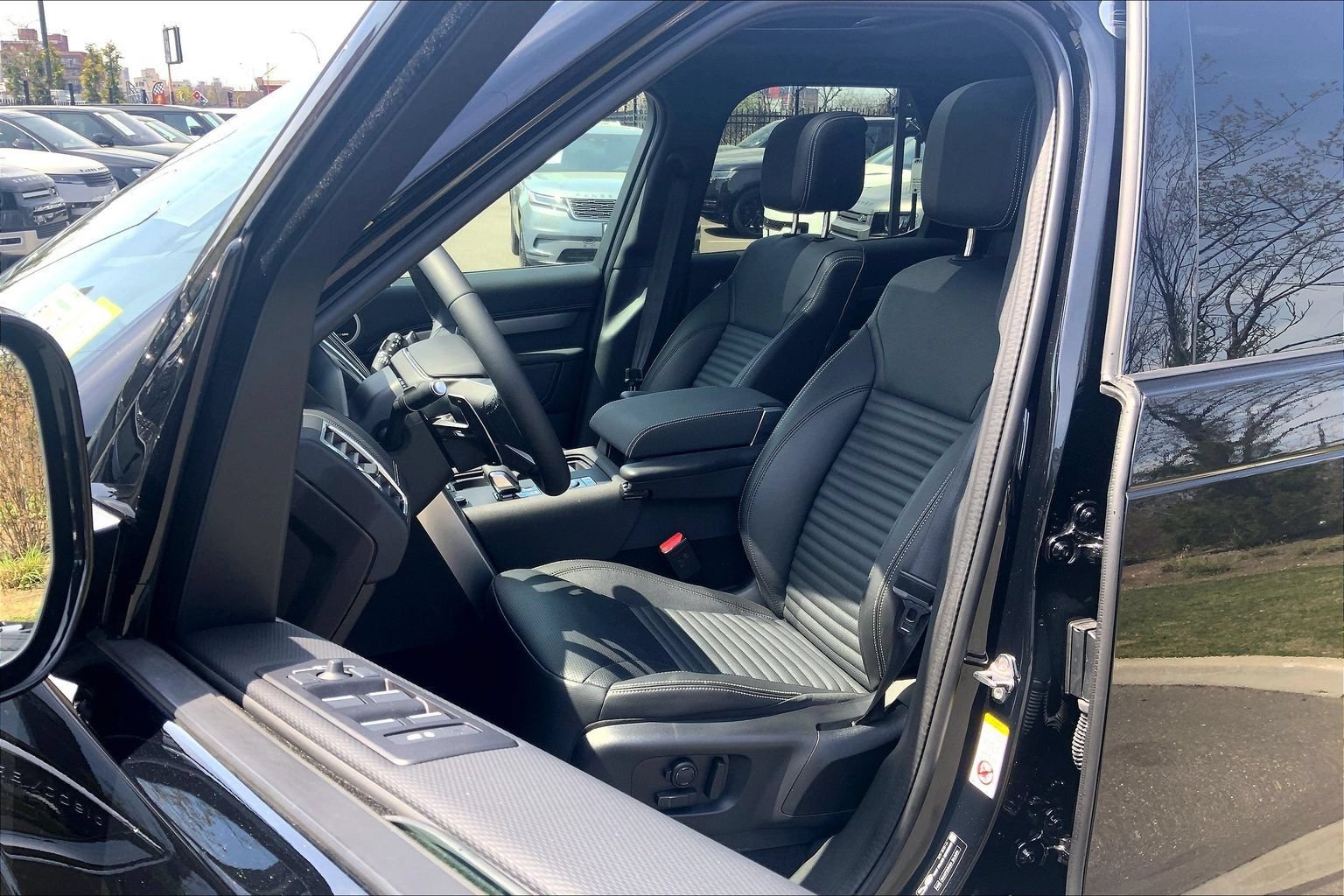 Certified 2025 Land Rover Discovery Dynamic SE AWD/4WD image 7