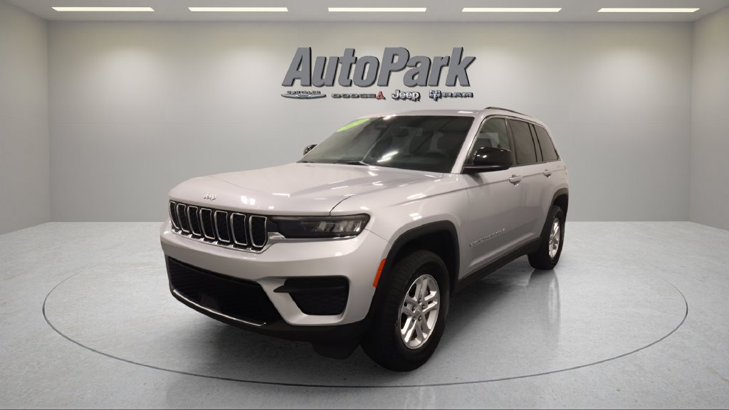 Certified 2024 Jeep Grand Cherokee Laredo w/ Luxury Tech Group I AWD/4WD image 3