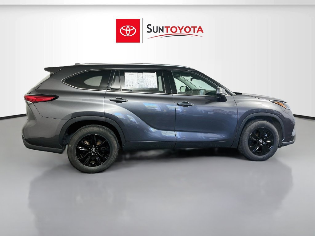 Used 2021 Toyota Highlander XLE FWD image 2