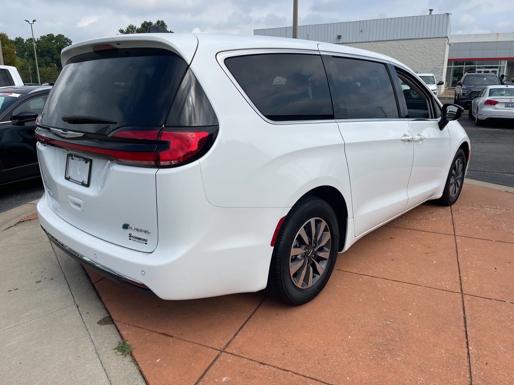 Used 2024 Chrysler Pacifica Select image 22