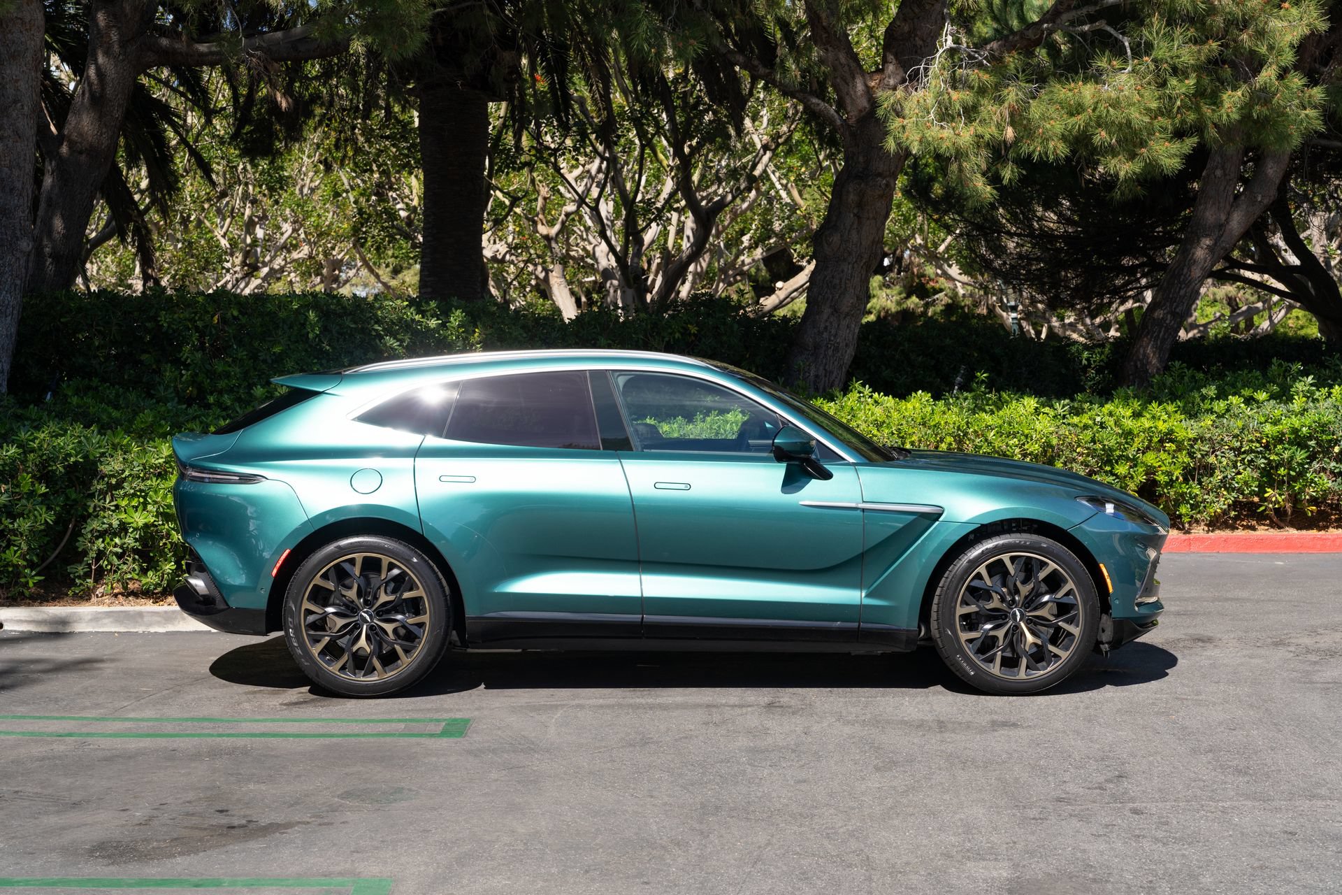 Used 2021 Aston Martin DBX AWD/4WD image 25