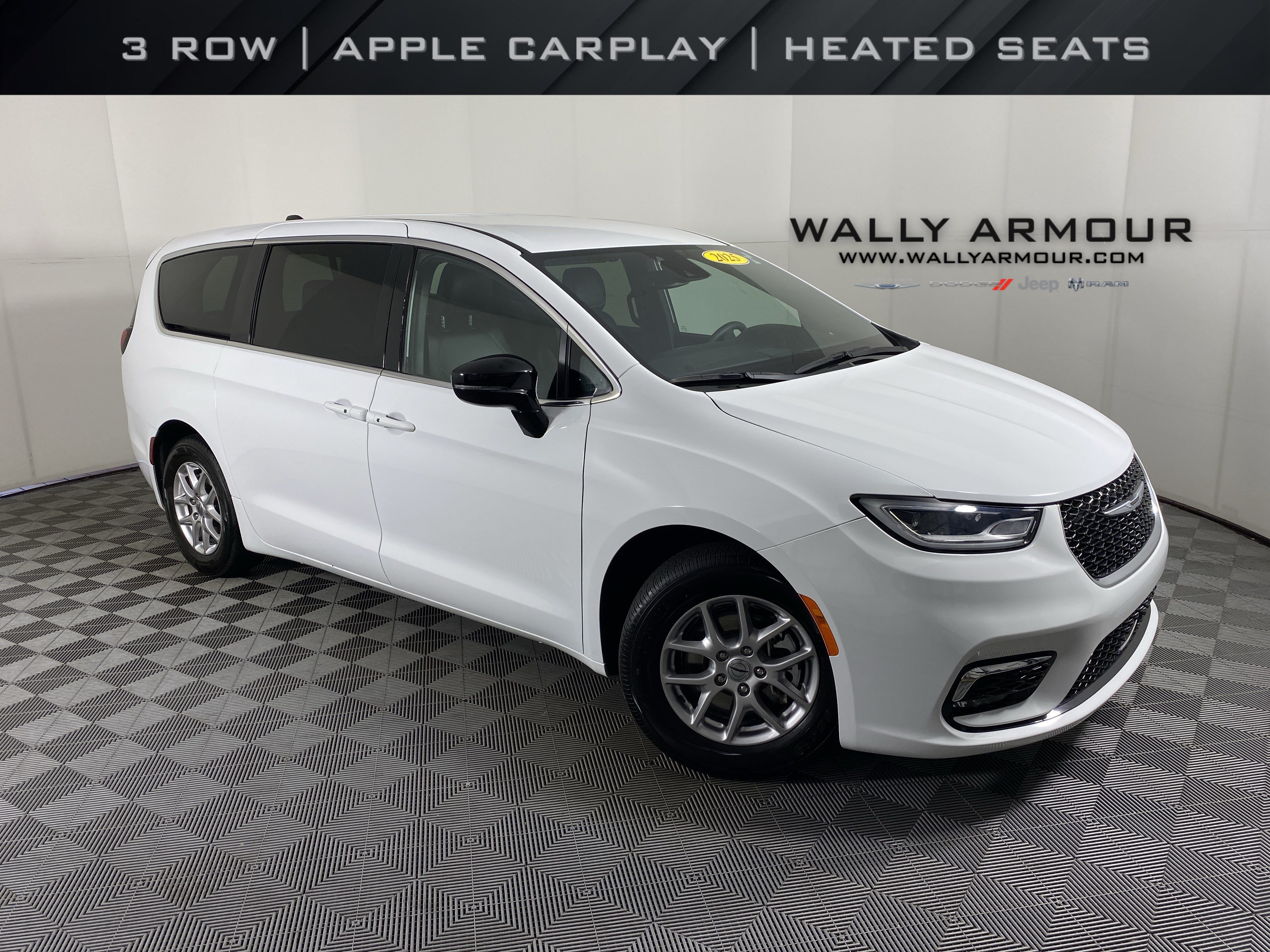 Used 2025 Chrysler Pacifica Select FWD image 1
