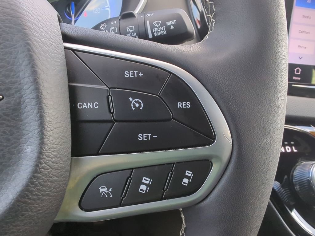 Used 2025 Chrysler Pacifica Select image 36