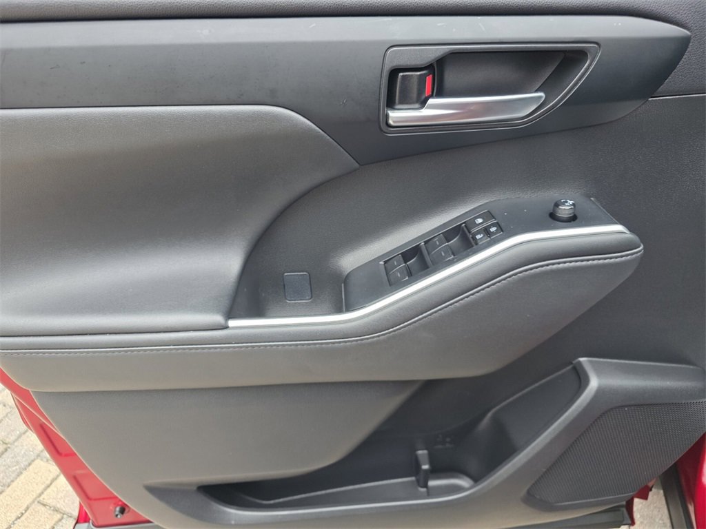 Certified 2024 Toyota Highlander XLE image 29