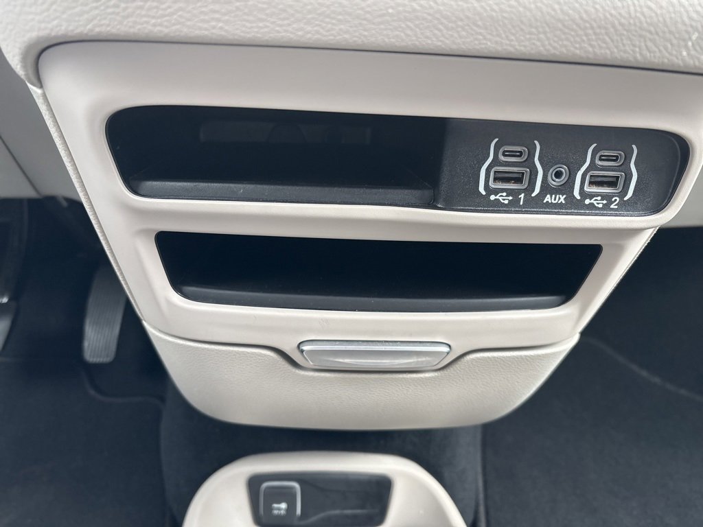 Used 2024 Chrysler Pacifica Touring-L image 34