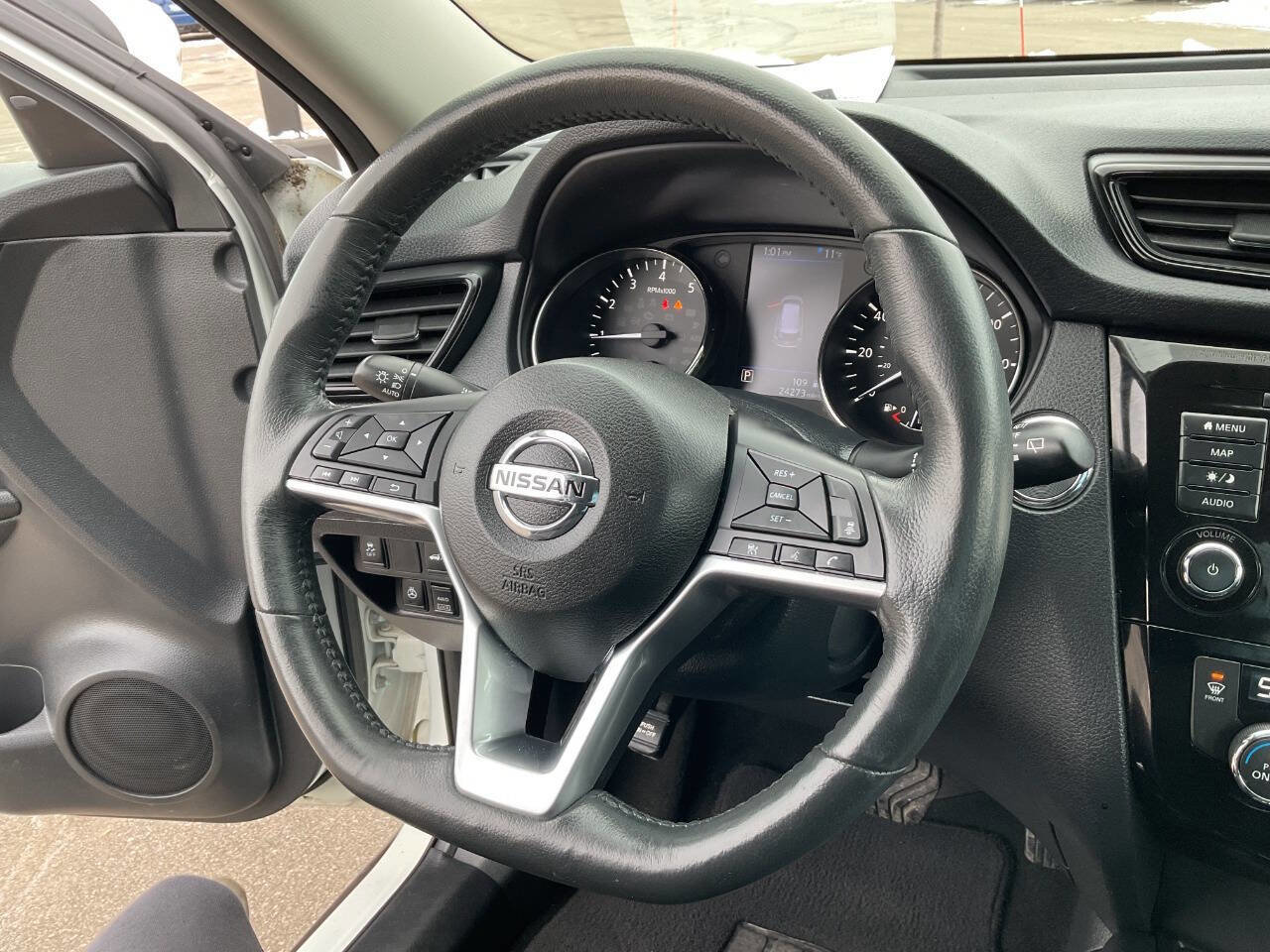 Used 2018 Nissan Rogue SV w/ Premium Package image 18