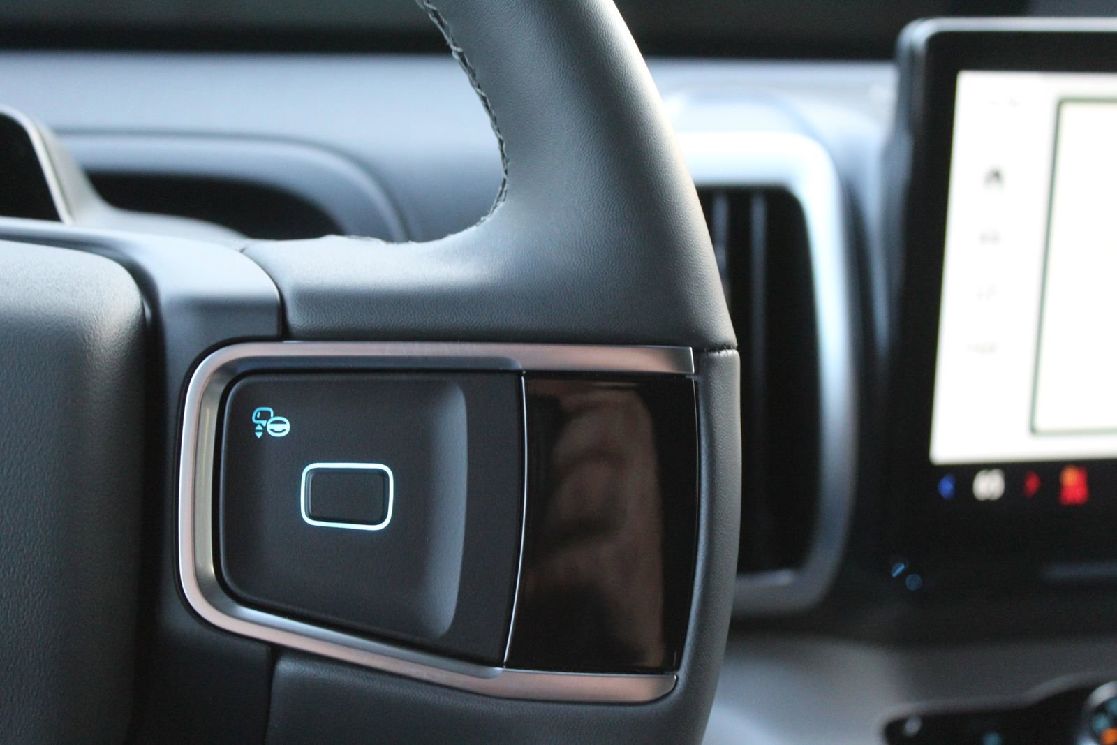 New 2025 Ford Expedition Active image 25