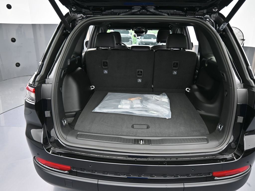New 2025 Jeep Grand Cherokee Altitude image 32