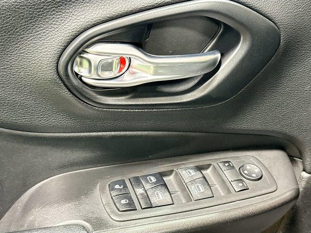 Used 2021 Jeep Cherokee Trailhawk w/ Comfort/Convenience Group image 19