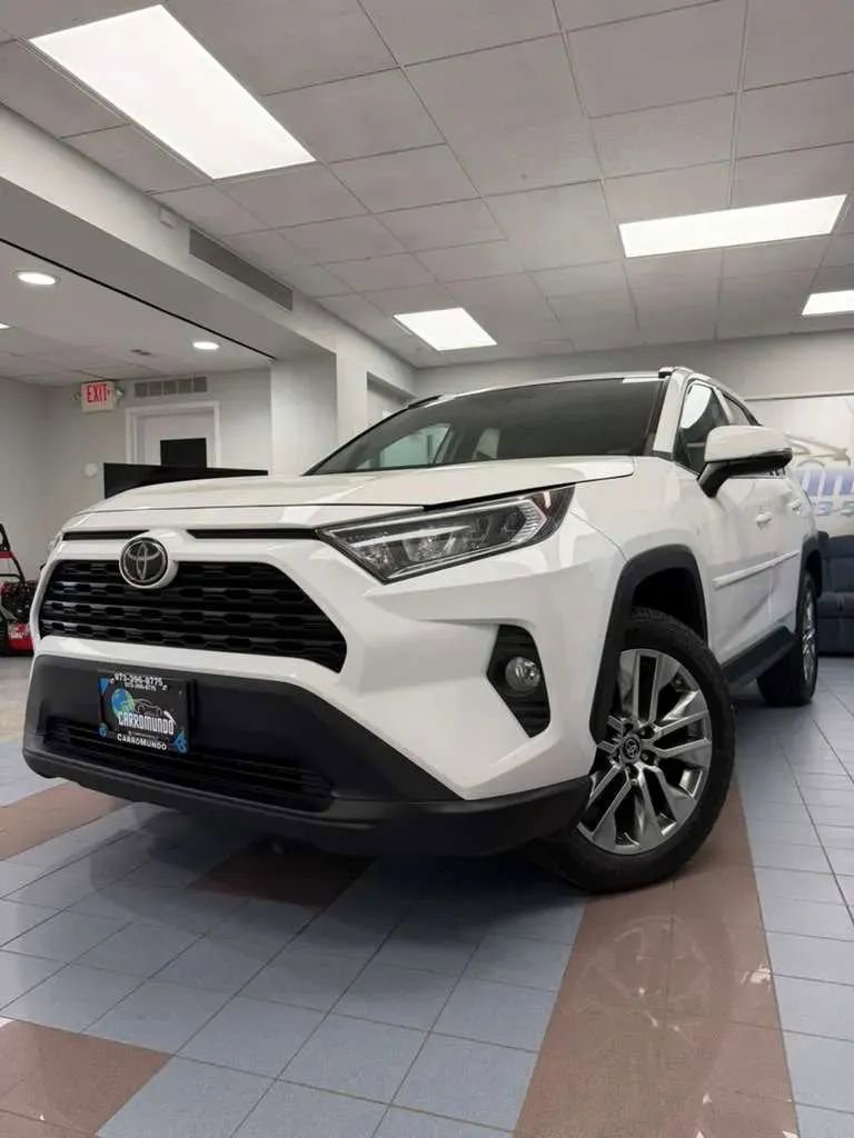 Used 2019 Toyota RAV4 XLE Premium w/ Cold Weather Package AWD/4WD image 3