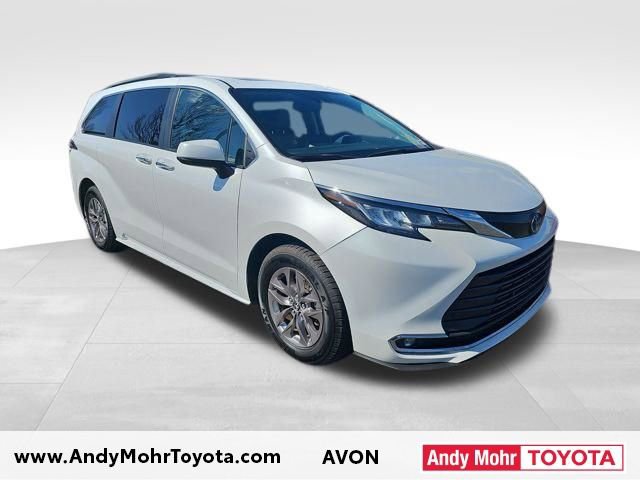 Used 2023 Toyota Sienna XLE image 1
