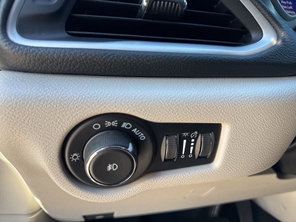 Used 2022 Chrysler Pacifica Touring-L image 37