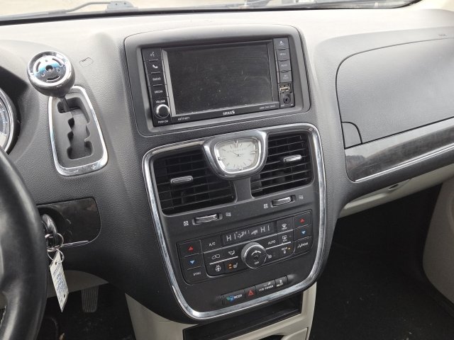 Used 2015 Chrysler Town & Country Touring w/ Driver Convenience Group image 18