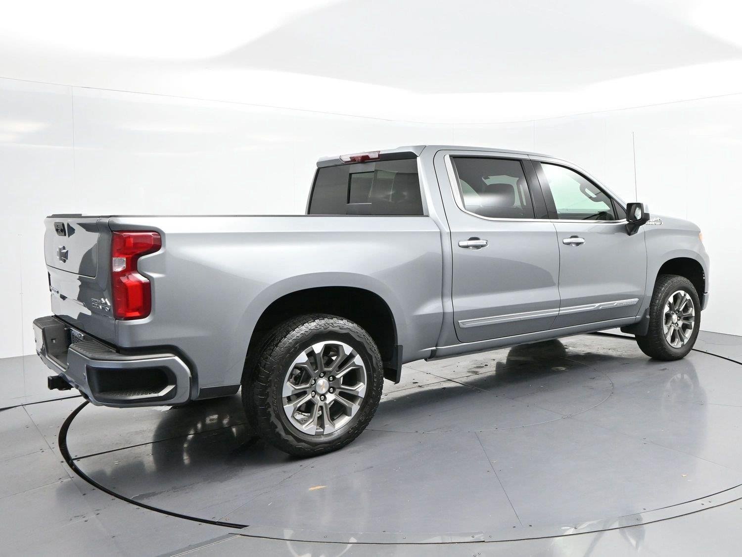 Used 2025 Chevrolet Silverado 1500 High Country w/ Technology Package AWD/4WD image 7