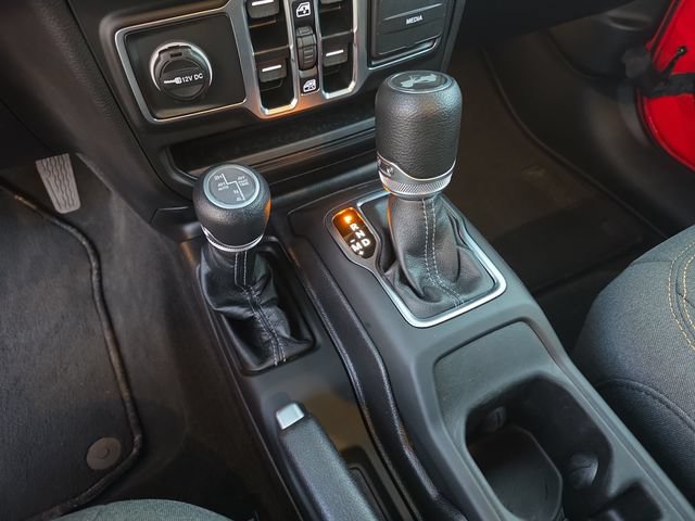 Used 2025 Jeep Wrangler Unlimited Sahara AWD/4WD image 24