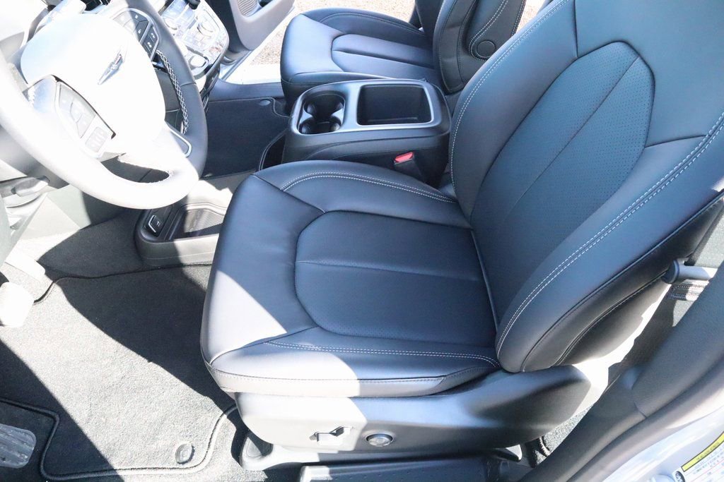 New 2026 Chrysler Pacifica Select FWD image 10