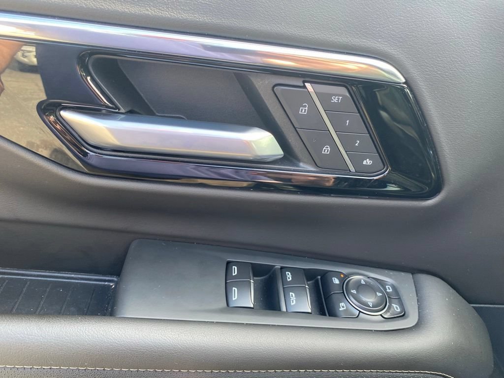Used 2026 Chevrolet Suburban Premier AWD/4WD image 23