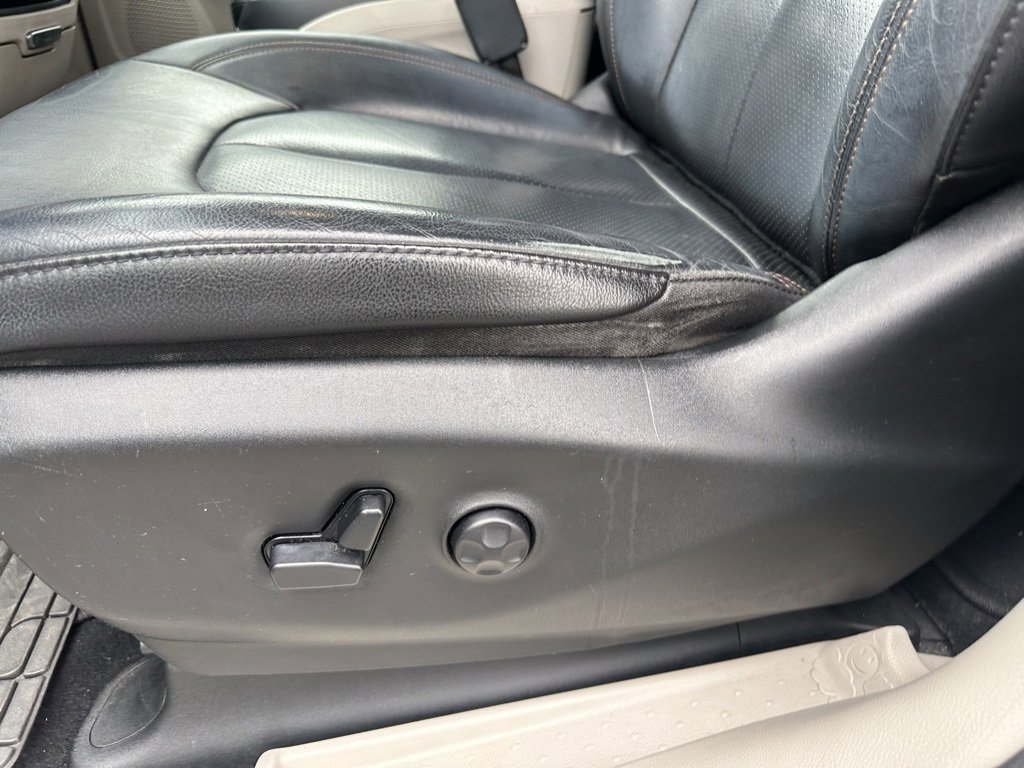 Used 2019 Chrysler Pacifica Touring-L image 12