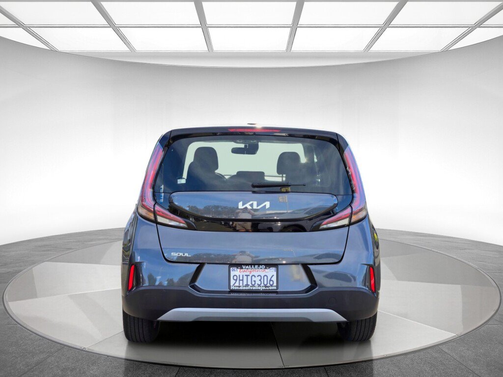 Used 2024 Kia Soul LX w/ Option Group 015 FWD image 4