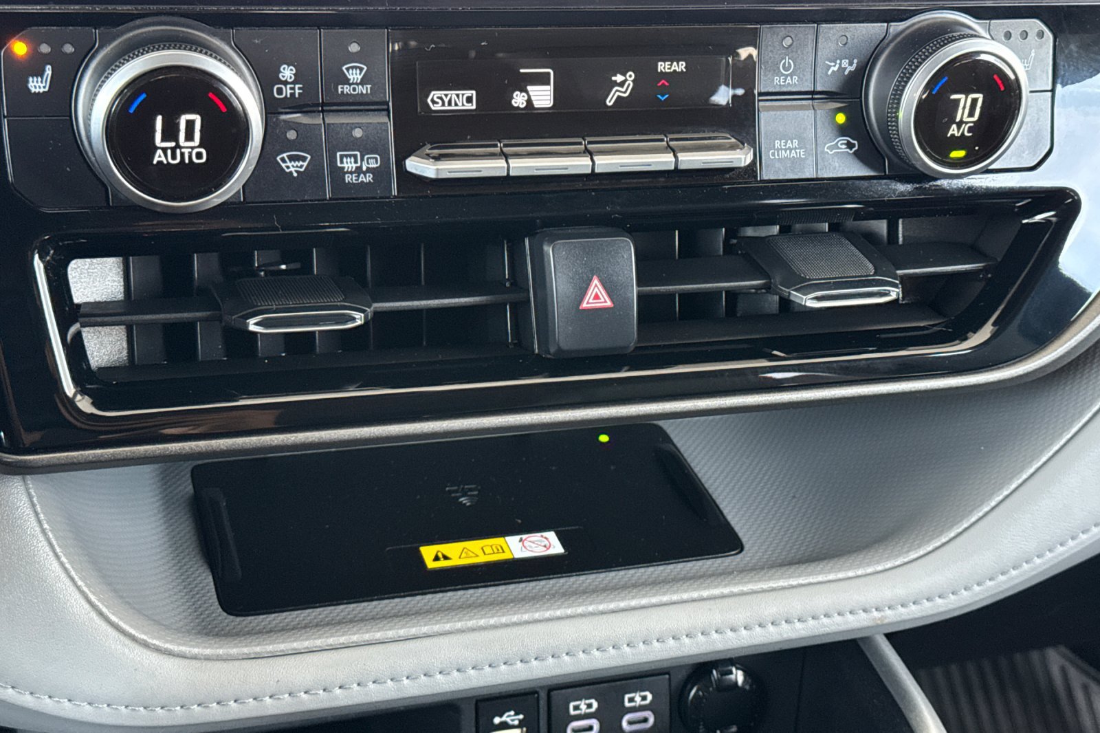 Used 2024 Toyota Highlander XLE AWD/4WD image 25