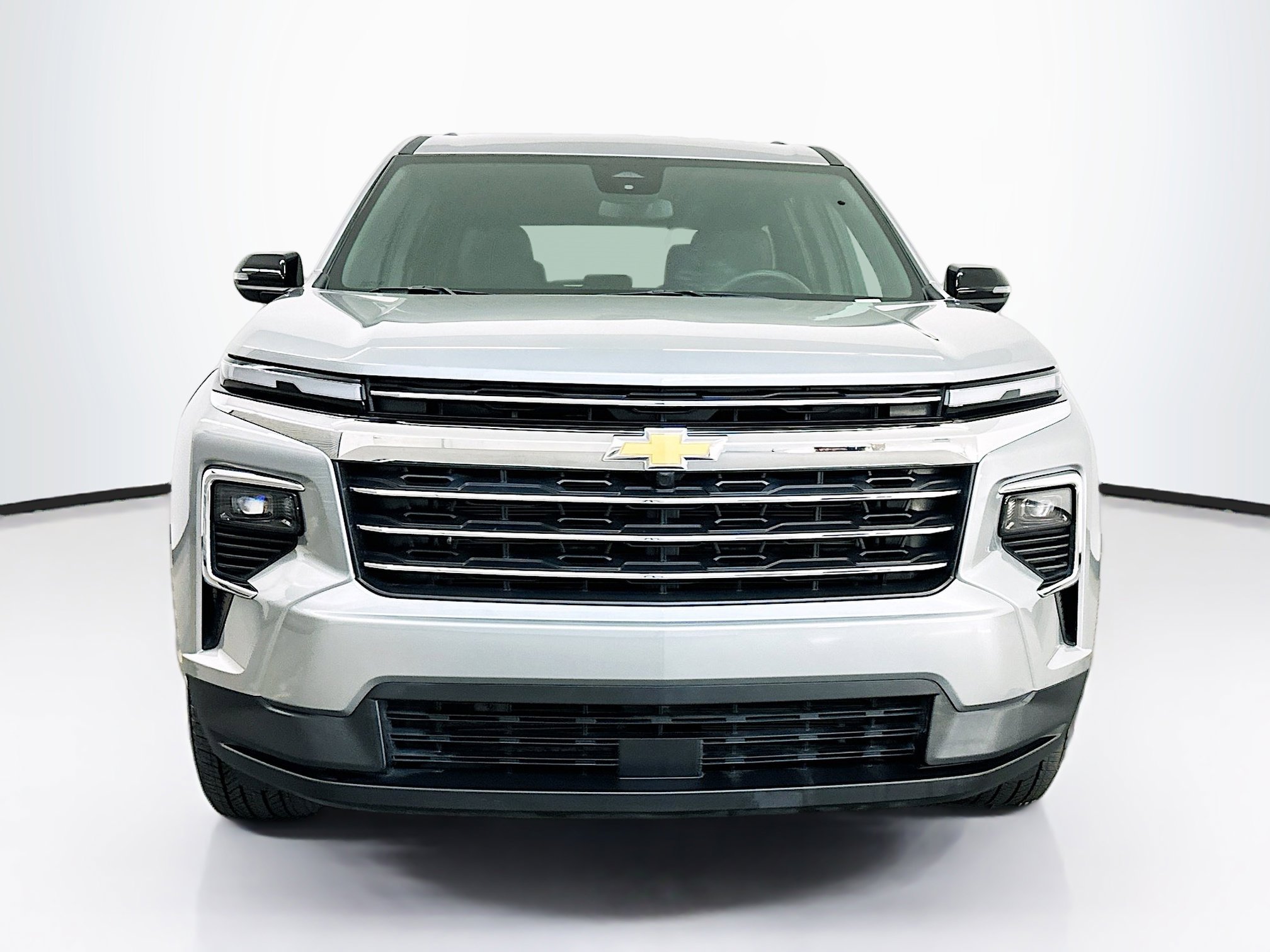 Used 2025 Chevrolet Traverse LT image 2