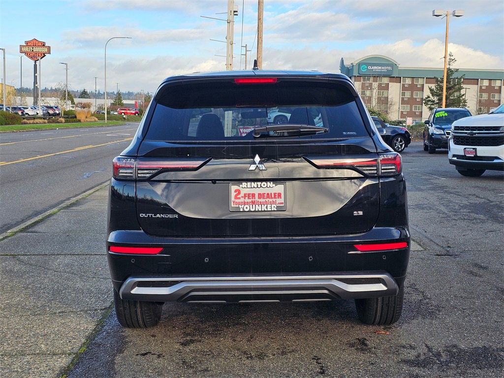 New 2025 Mitsubishi Outlander SE image 6