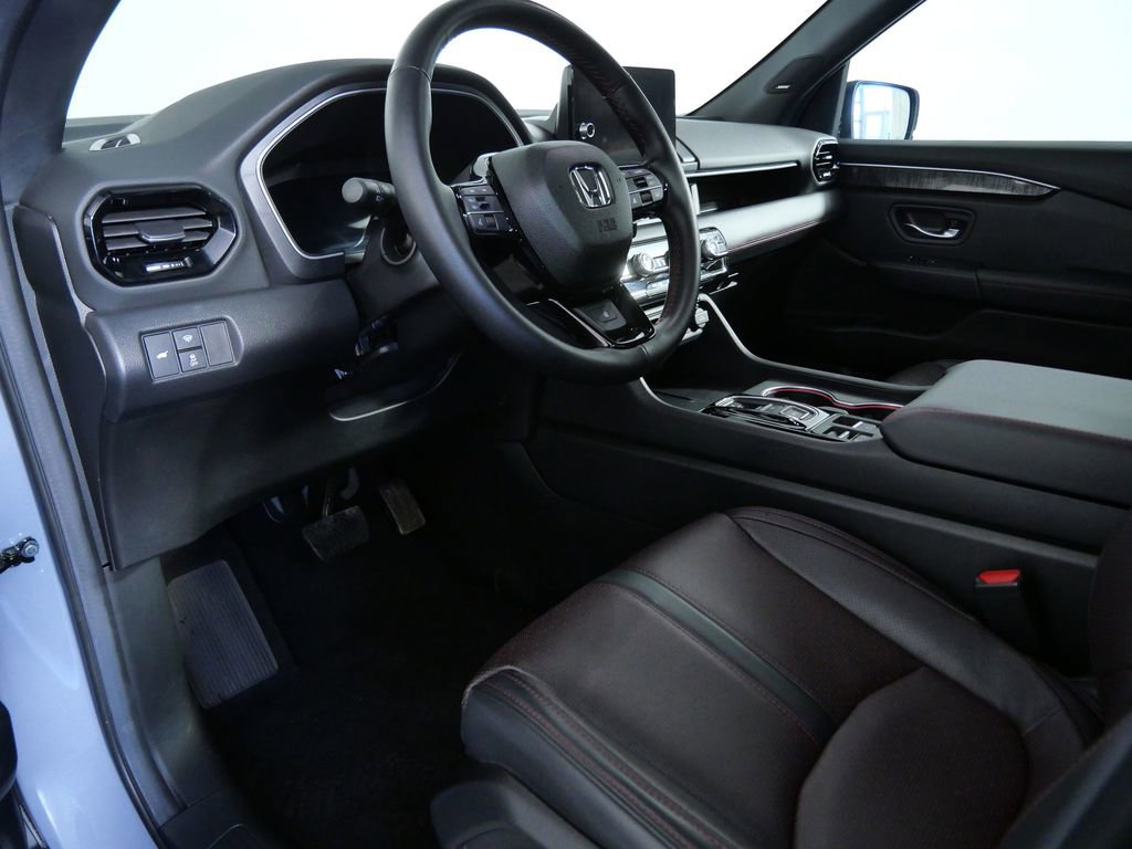 Used 2025 Honda Pilot Black Edition image 17