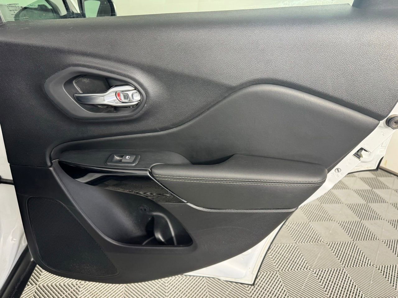 Used 2023 Jeep Cherokee Altitude Lux image 27