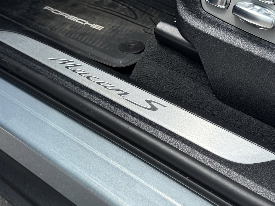 Certified 2022 Porsche Macan S AWD/4WD image 25