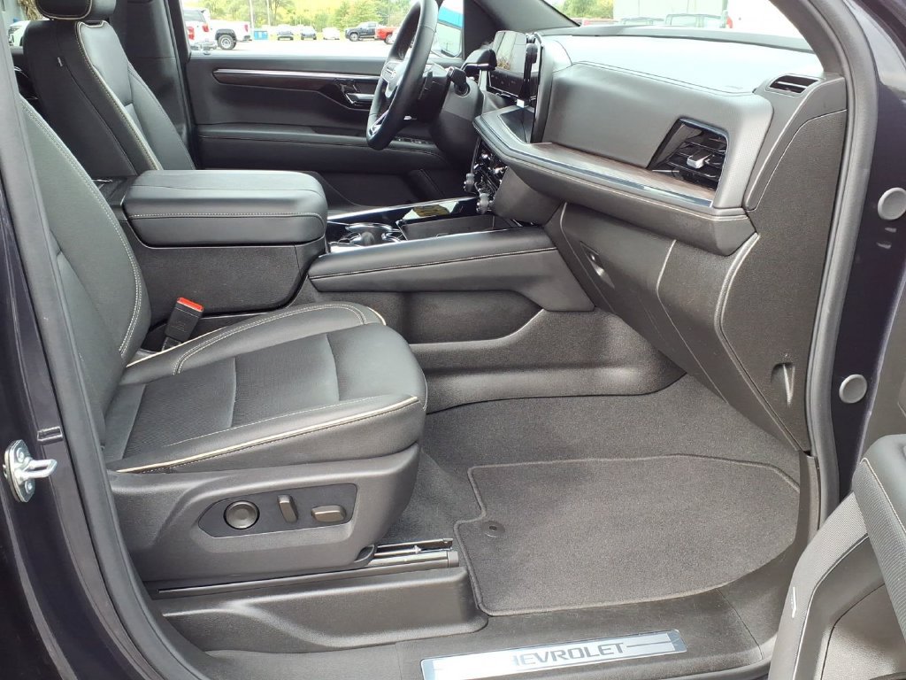 Used 2026 Chevrolet Suburban Premier AWD/4WD image 22