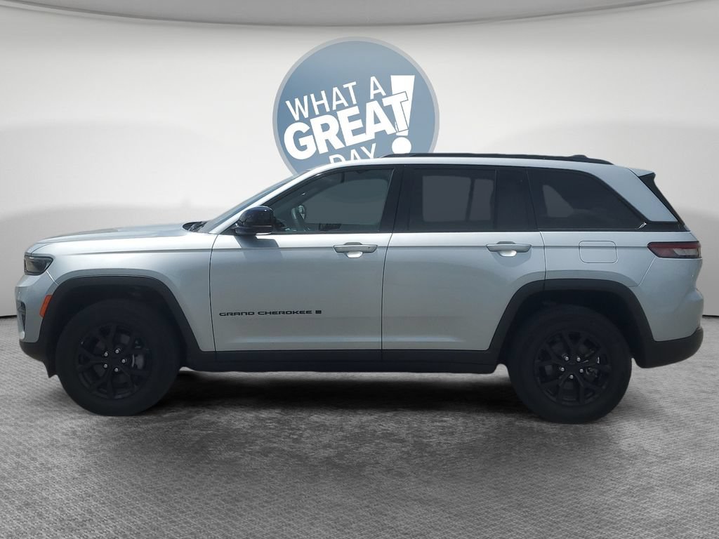 Used 2025 Jeep Grand Cherokee Altitude AWD/4WD image 7
