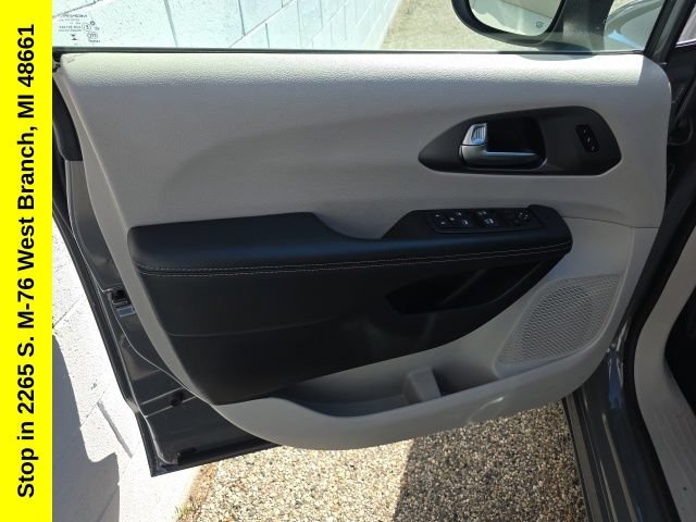 Used 2023 Chrysler Pacifica Touring-L FWD image 13