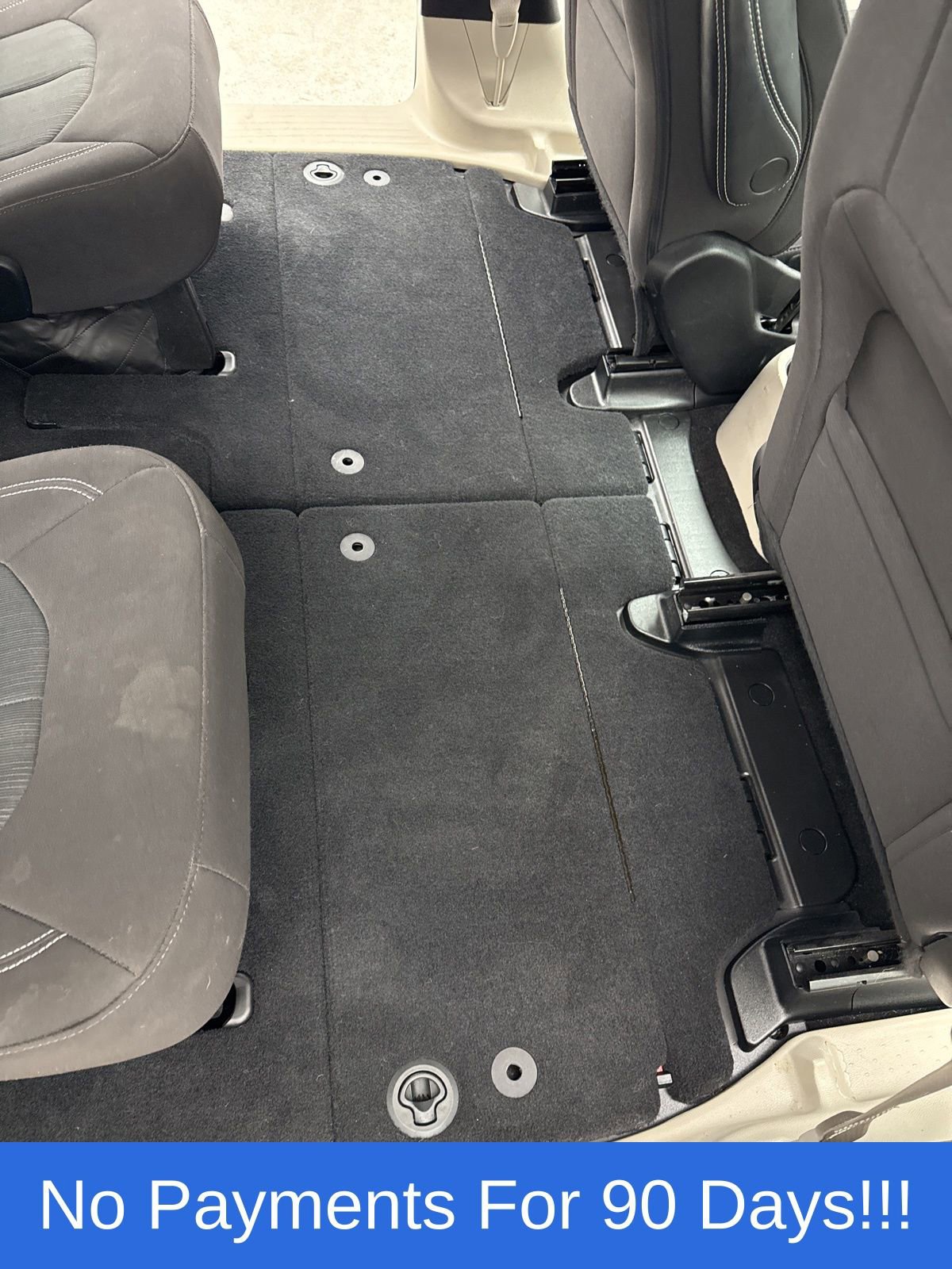 Used 2024 Chrysler Voyager LX image 27