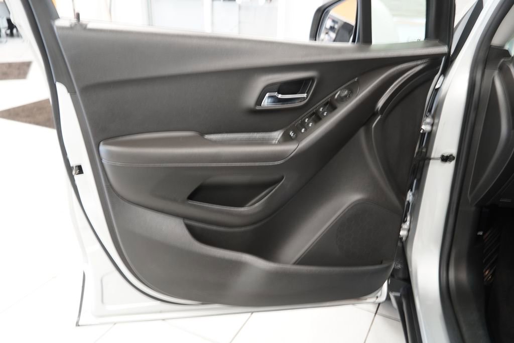 Used 2019 Chevrolet Trax LT w/ LT Convenience Package image 16